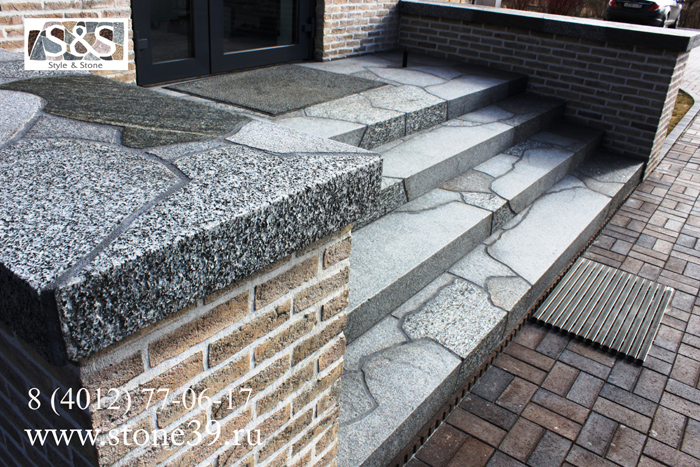 Монолитные ступени с подборкой камня по цвету (бетон облицован Г-образным гранитом)