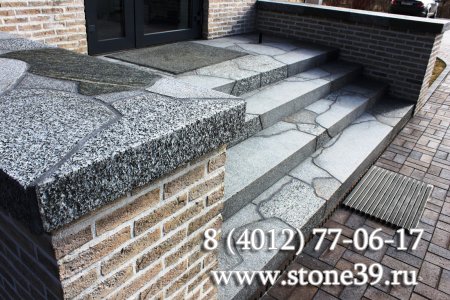 Монолитные ступени (бетон облицован Г-образным гранитом)